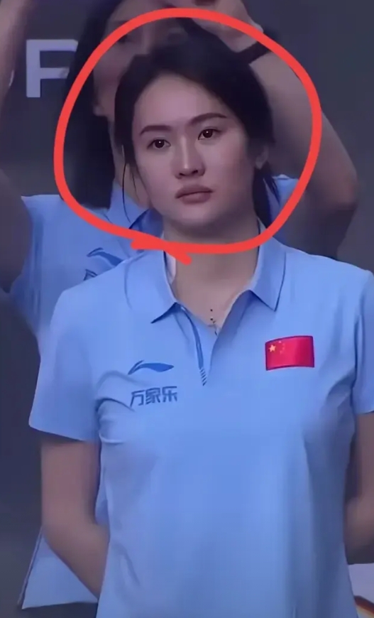 陈芋汐夺冠我不意外，
全红婵摘银我也不意外，
但是比赛结束后，陈若琳看向全红婵和