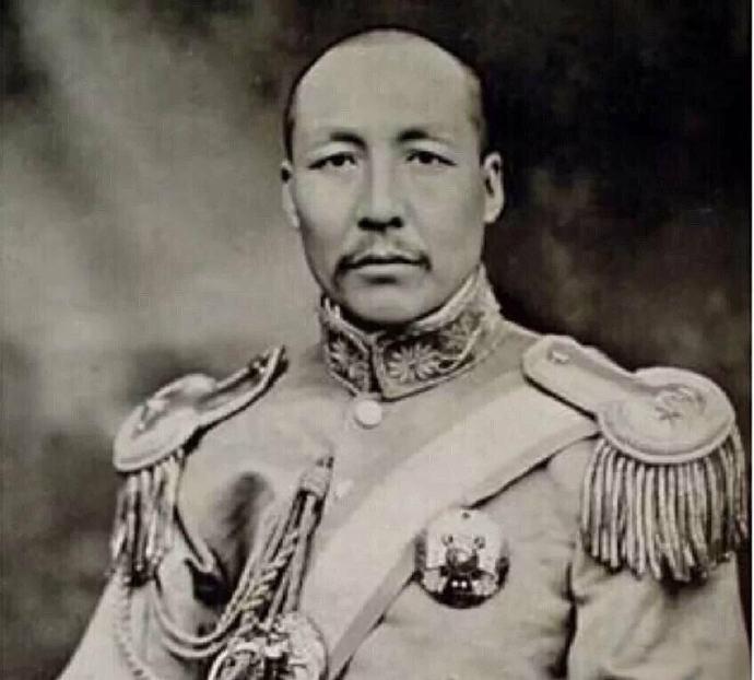 1935年11月13日，北洋军阀孙传芳正在天津“居士林”听经，突然后脑中枪，瞬间