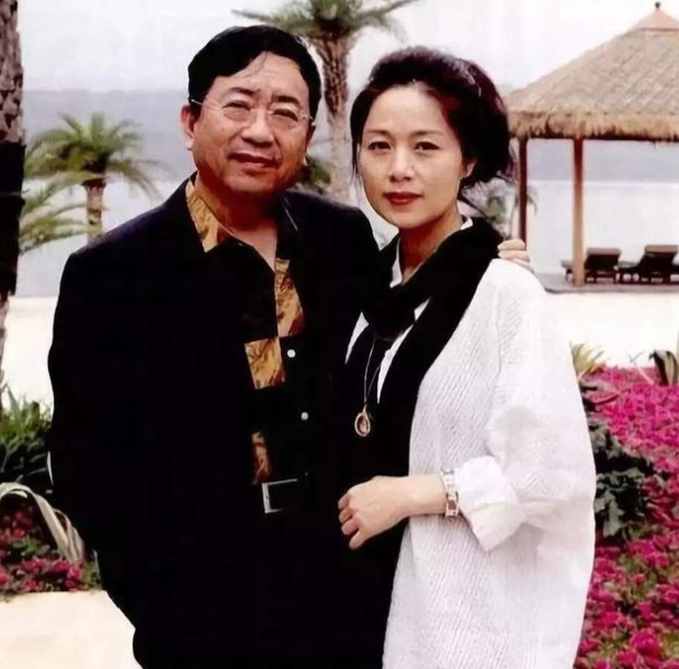 1992年，余秋雨二婚娶了小16岁的黄梅戏演员马兰，洞房花烛夜，余秋雨向妻子提出