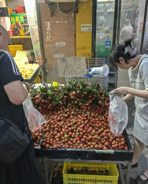 西安的荔枝价格崩盘了，跌跌不休。从最早上市的15块钱一斤，降到7块钱一斤，然后昨