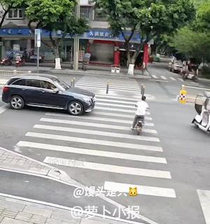 怎么着，还怪上黑车了？
这是一段交通安全警示视频，来源“烟台广电”。前面黑车刹车