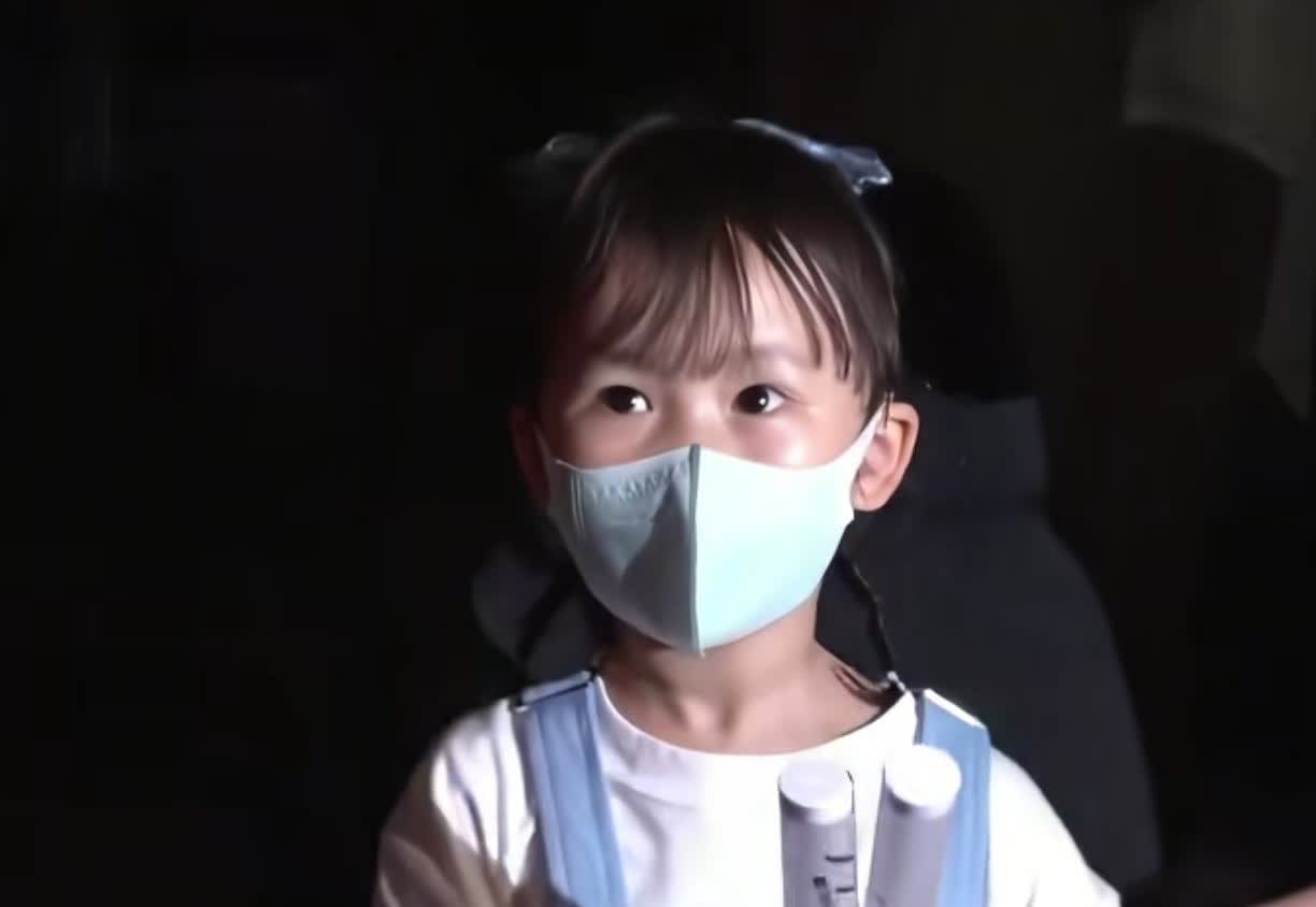 这是林峰的女儿，虽然戴着口罩，但是还是看得出来，小姑娘长得非常可爱，颜值非常高，