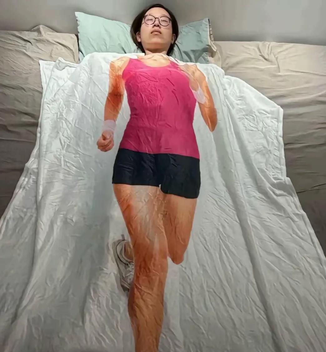 猛一看确实被吓了一跳，感觉这跑姿很怪异，仔细看了之后才明白过来。不得不说，这被罩