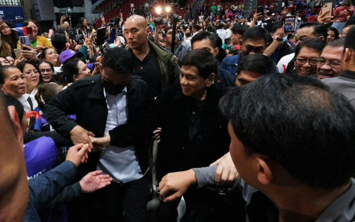 难怪要逮捕杜特尔特，老杜在香港一幕传回马尼拉，让马科斯彻底胆寒

杜特尔特和女儿