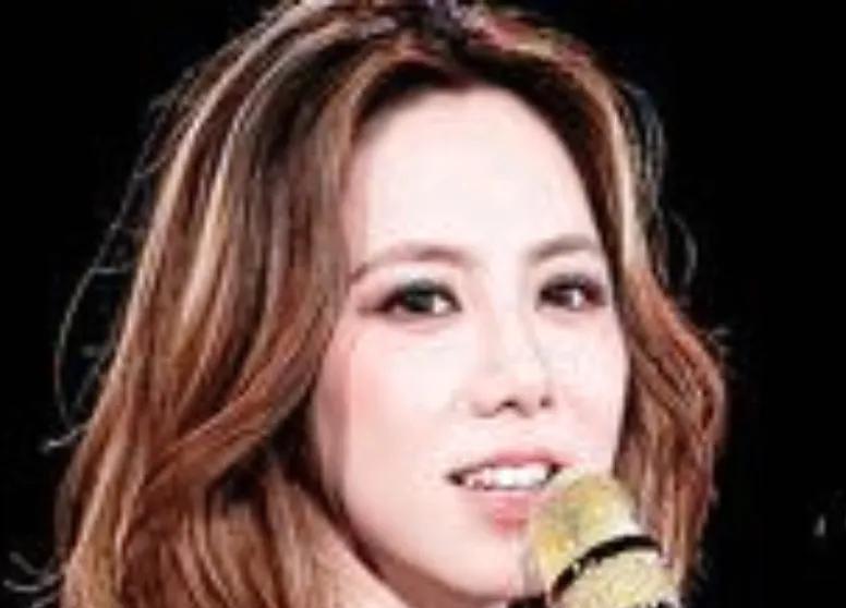 本以为娱乐圈同行多是竞争关系，没想到李荣浩力挺邓紫棋重录专辑，狠狠打破了我的刻板
