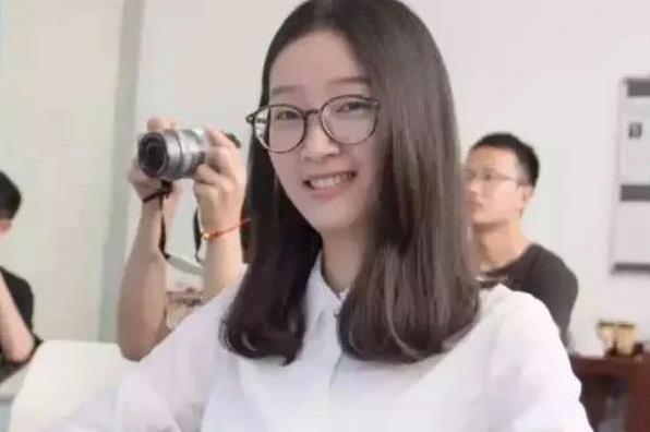 凶手女友 泰拉卧底找证据，还自学中文和章莹颖家人见面，念着自己手写的中文信，安慰