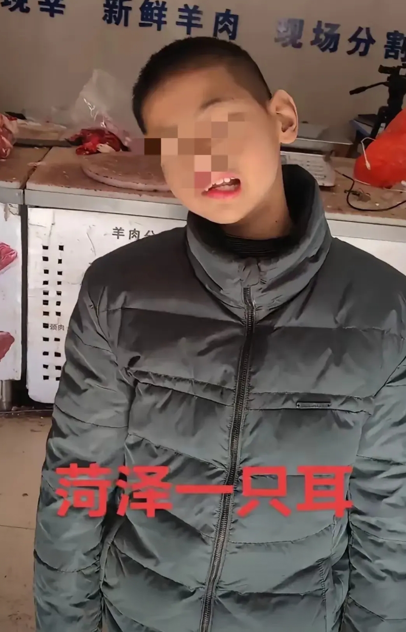 山东菏泽小孩突然火上热搜。

该小孩年仅8岁，父母离异跟着父亲，因为喜欢自行车和