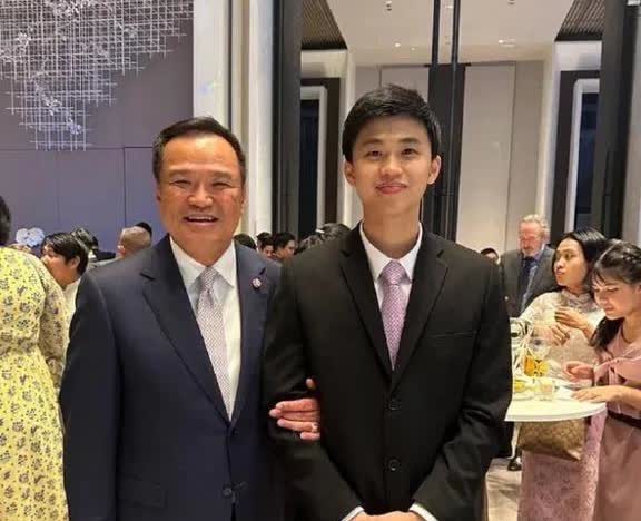 太过分了吧？巴逸 80 岁大寿按中国习俗大摆宴席，阿努廷带他儿子去吃席，刚好巴育