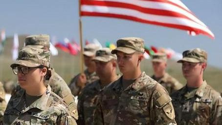 法国正式参战！美国变打法，8万大军集结，要与35万胡塞兵正面刚