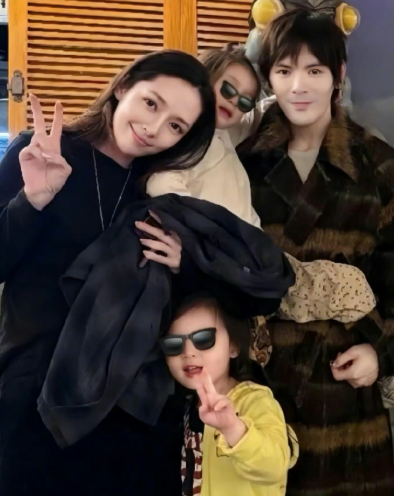 网友香港街头偶遇向佐郭碧婷同框，两个人都穿着低调休闲，看起来感情很好