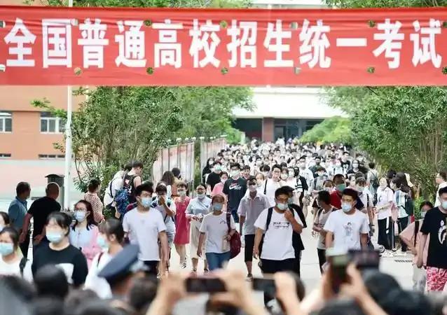 高考成绩为什么晚上发布？给考生情绪安全区，如果你考的好，关上门随便你嗷嗷喊，或者