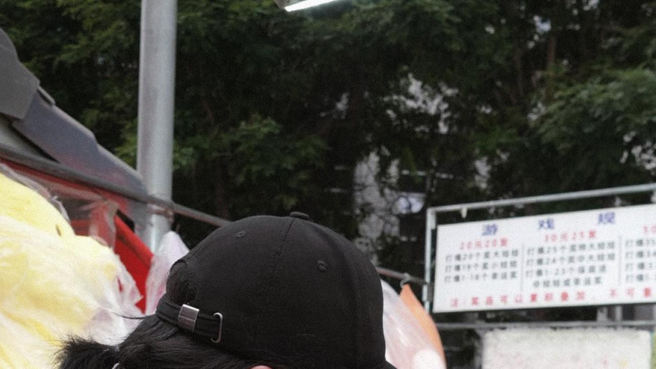 惊！华晨宇现身沈阳夜市，8cm增高鞋抢镜，细胳膊细腿引热议