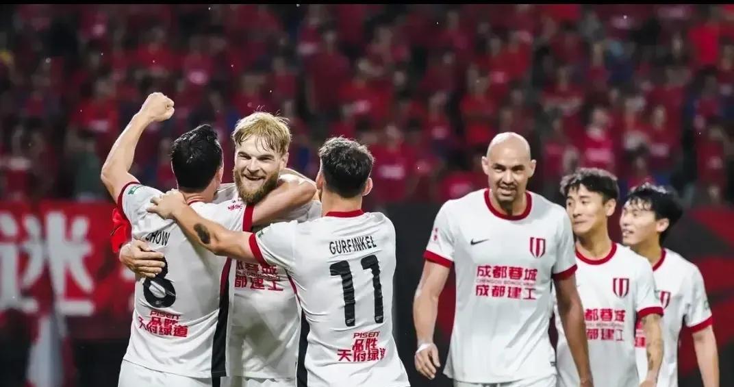 蓉城2-1绝杀西海岸！马宁掏牌掏到手软。
这场中超焦点战火药味十足，主裁判马宁全