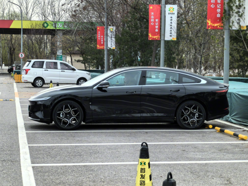 中国不可能在短时间内发布禁售燃油车的政策，反而我们还会继续两条腿走路。
我们现在