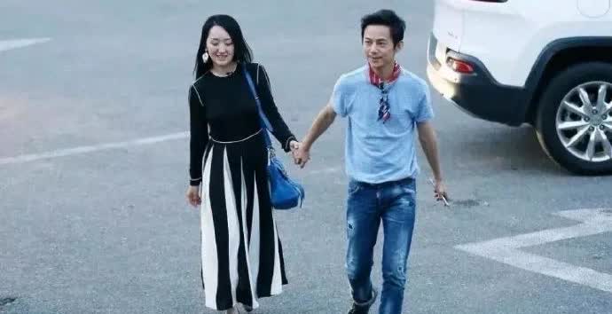 何炅和杨钰莹街头牵手，画面温馨。何炅年事已高，令人惊讶；而杨钰莹依然美丽动人。 