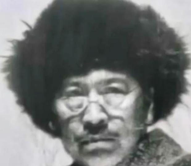 1931年，吉林大地主戴凤龄，过完60大寿。哪料，他却变卖所有家产，买了几百条枪