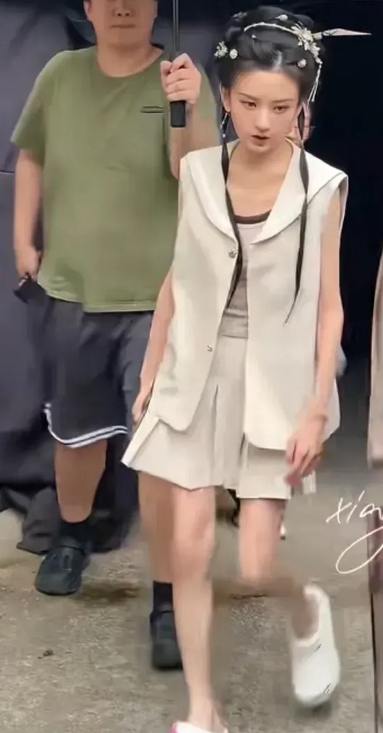 宋祖儿瘦脱相了。上一个瘦脱相的是郑爽。

宋祖儿还好，脸本身有些婴儿肥，所以