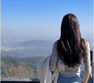 哇，从这 up high 看下去，整个城市都踩在脚下了，感觉自己像 queen 