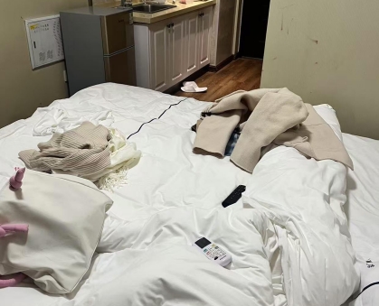 媳妇发来的报备照片，帮我看看她真的是一个人不是