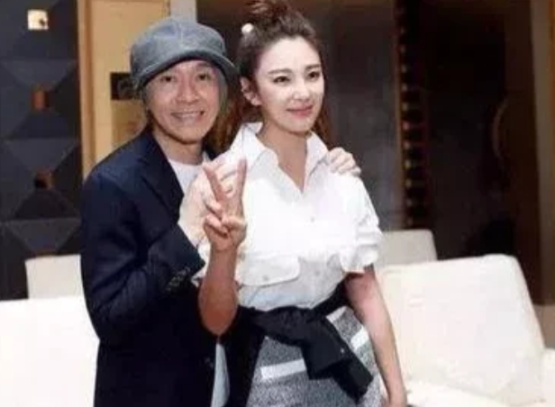 2012年，张雨绮为了和周星驰解约，赔了300万。三年后，周星驰给她打电话，邀请