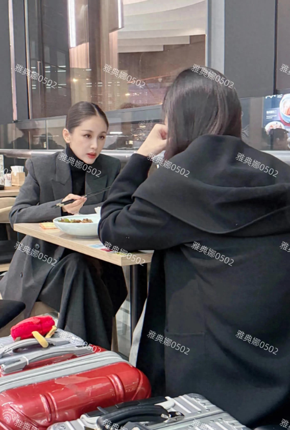 上海虹桥机场偶遇王子文，本人真的比银幕上好看太多了，她大眼睛尖下巴，脸型十分对称