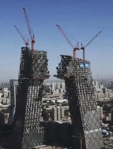 央视大楼，被俗称“大裤衩”，多年以后，央视大楼的洋人设计师“库哈斯”在国外媒体的