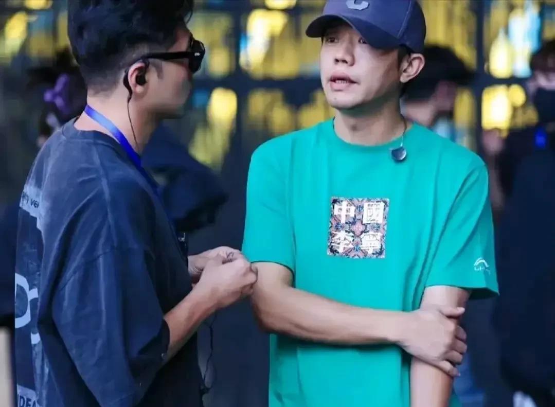 “朋友送的，以为是劳力士”！曾毅这回应还不如不回应的好[我想静静]没跟玲花商量一