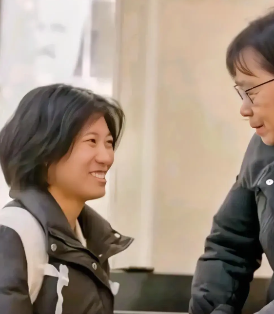 一位00年出生的丁王英，曾是华坪女高的学生，在军事竞赛中夺冠，回乡看望张桂梅老师