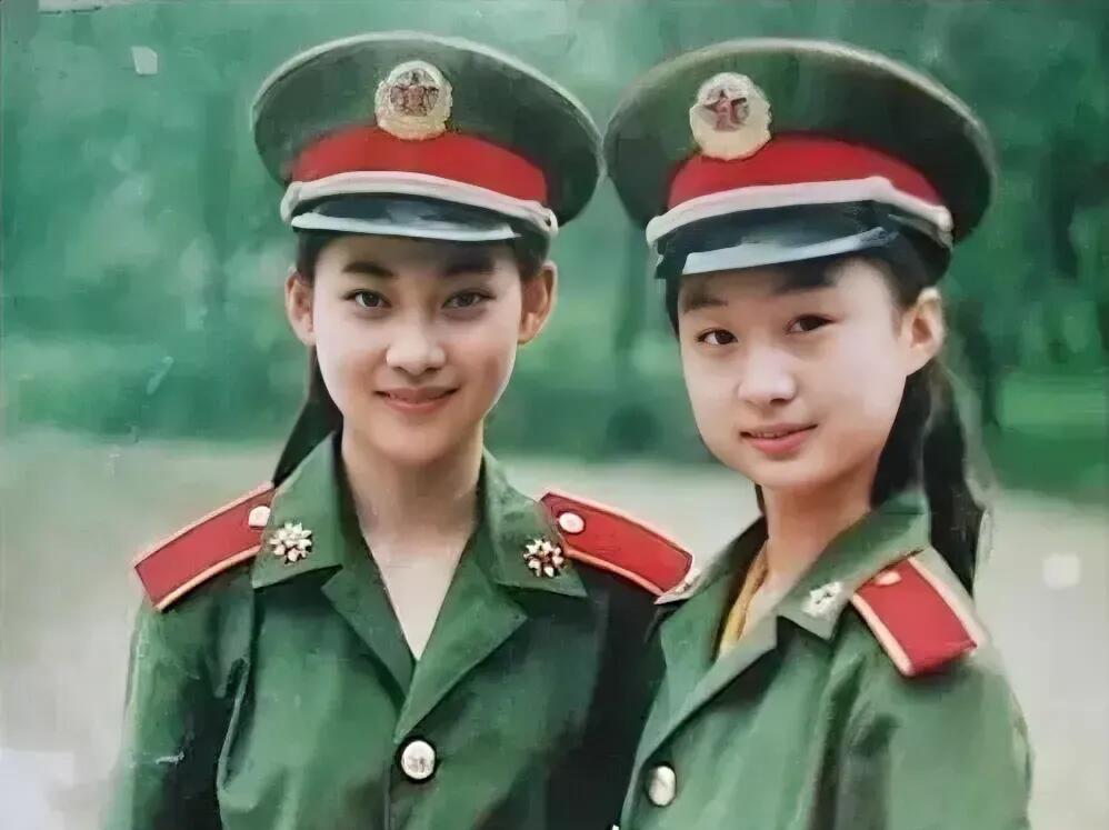 照片中左边的这位女孩是不是很像一位女明星？特别是她的鼻子，大大的眼睛，还有那一对