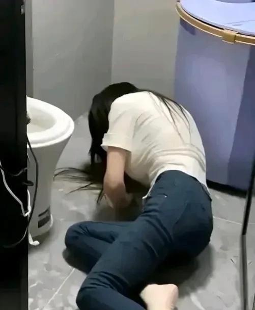 河南，16岁女生在家上厕所时，不慎摔倒，经抢救无效死亡。家属悲痛之余，想到学校曾