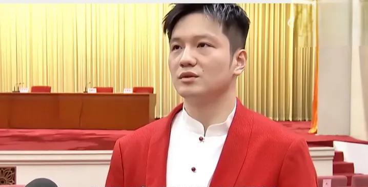 人民大会堂穹顶鎏金闪耀，樊振东与各行业精英并肩而立的身影，定格成时代的勋章。他以