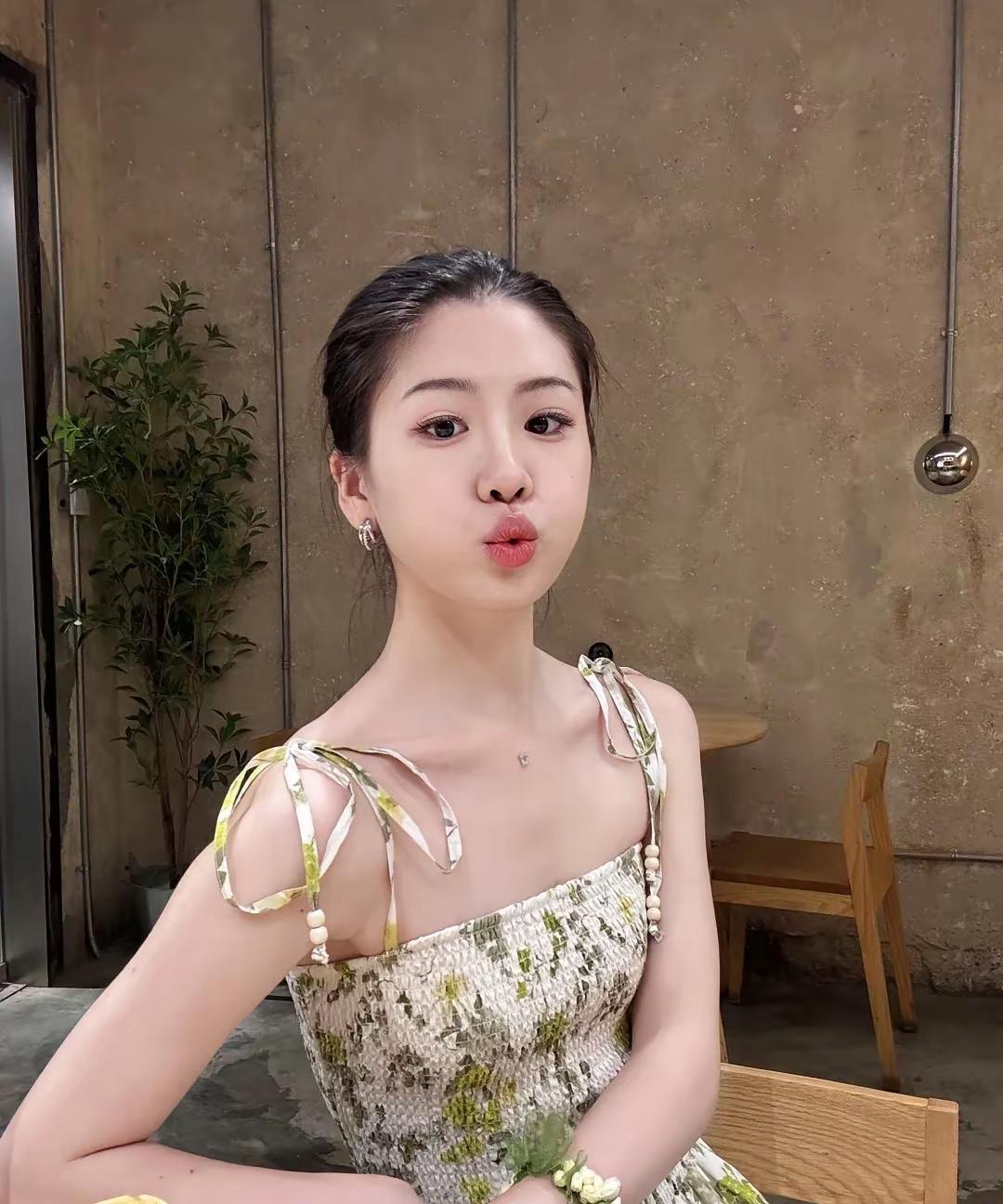夏日清新穿搭，甜美少女风，花裙配珍珠耳环，轻松惬意。