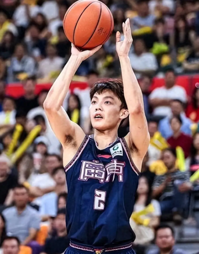 广东今年保持健康，打球人是挺多的，得捏合成一个整体打球，用整体优势对抗山西的两大