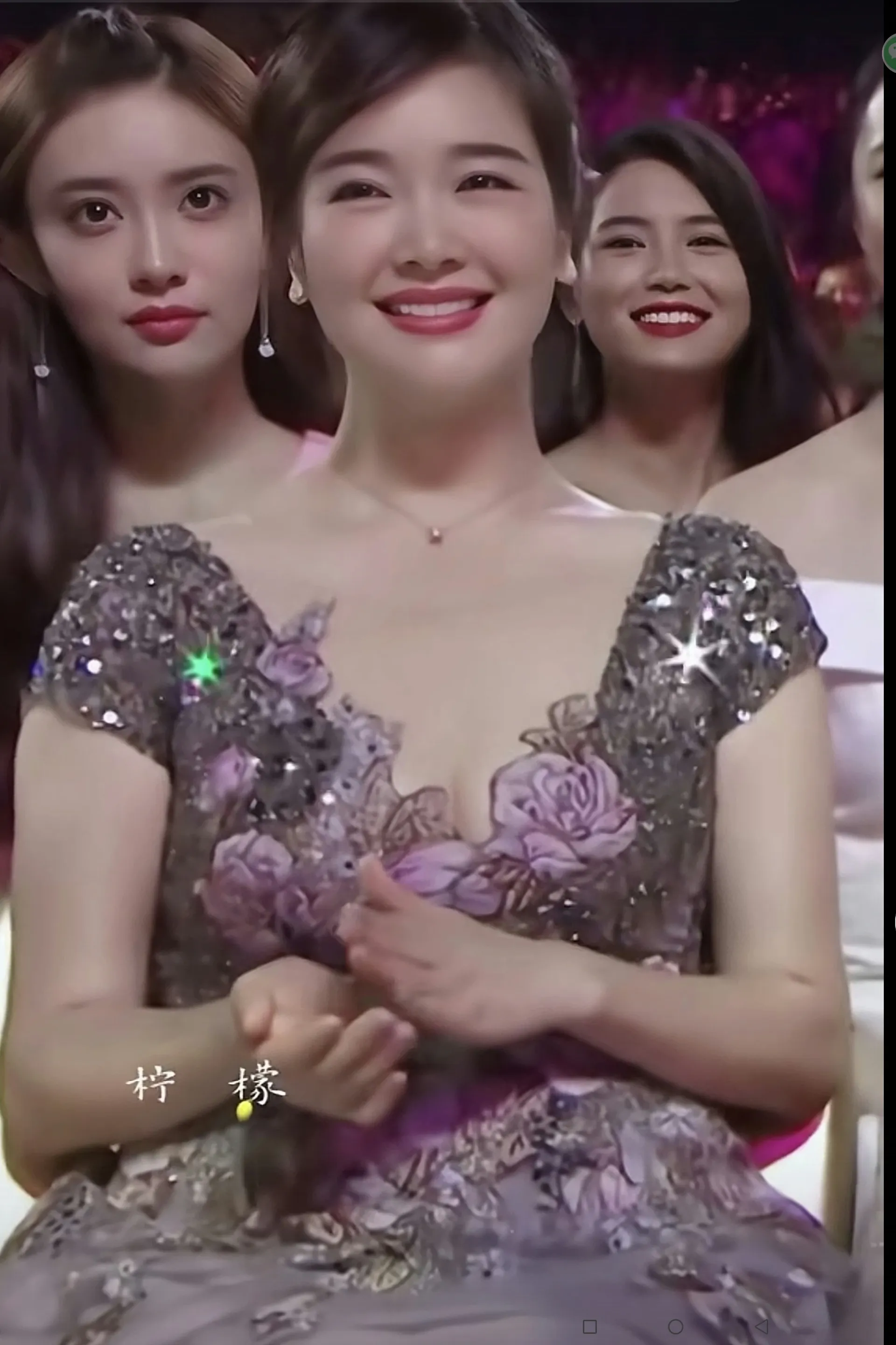 这位美女演员看过去“脸熟”，但不知道叫什么名字？
应该说，这位演员还是很漂亮的，