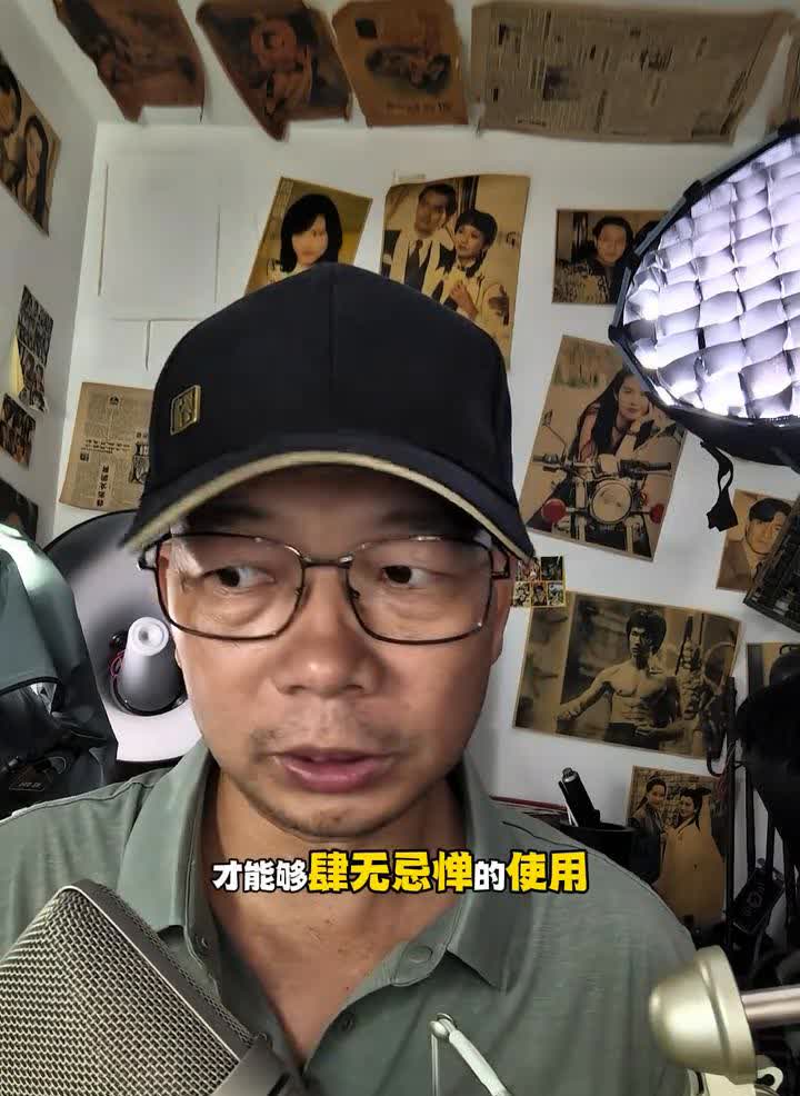乡间小路会车，亮证通行的妇人到底亮的这本证是真是假？
·第一，她亮的是假证，这