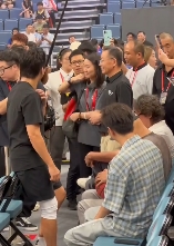 邓超热身时偶遇观赛的陈佩斯，主动上前拥抱互动，还拿出姚基金定制篮球求签名，太暖啦