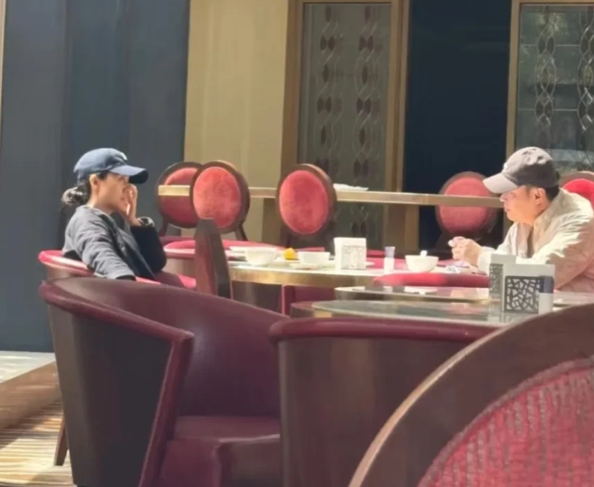 终于知道为什么辛柏青捂了四天才发出来
他肯定比我们所有人还措手不及
四月份还有网