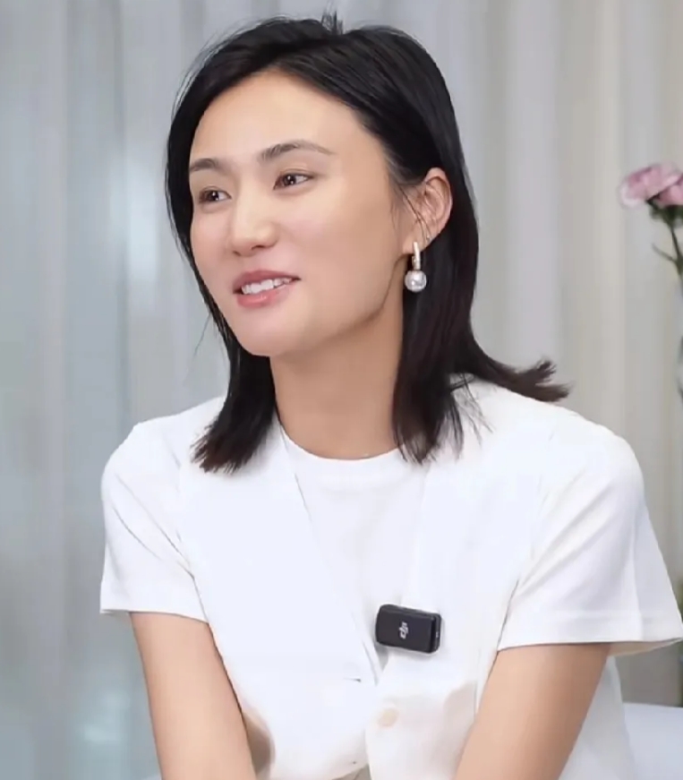 我宣布！
比刘晓庆还要狠的女人出现了。
没错，那个人就是比李亚鹏小了19岁的海哈