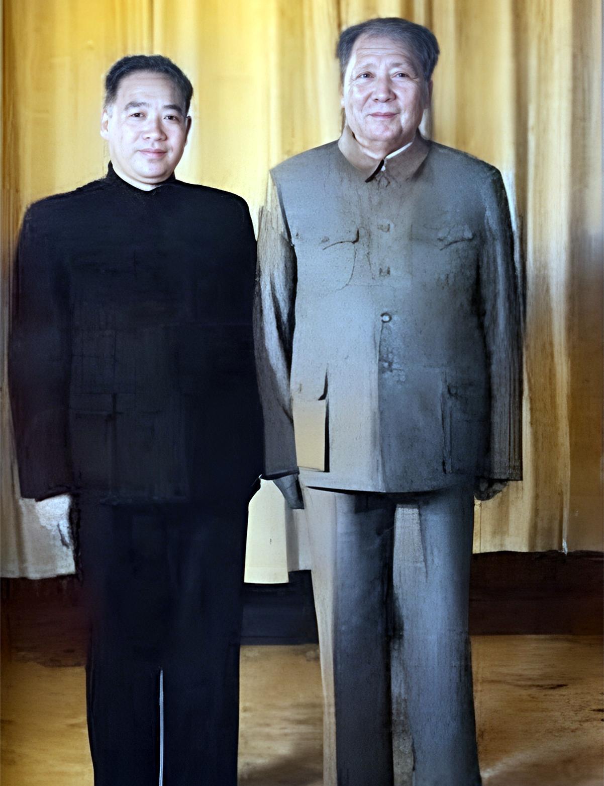这是1963年毛主席七十寿辰这一天与汪东兴在一起。汪东兴从1947年就担任毛主席