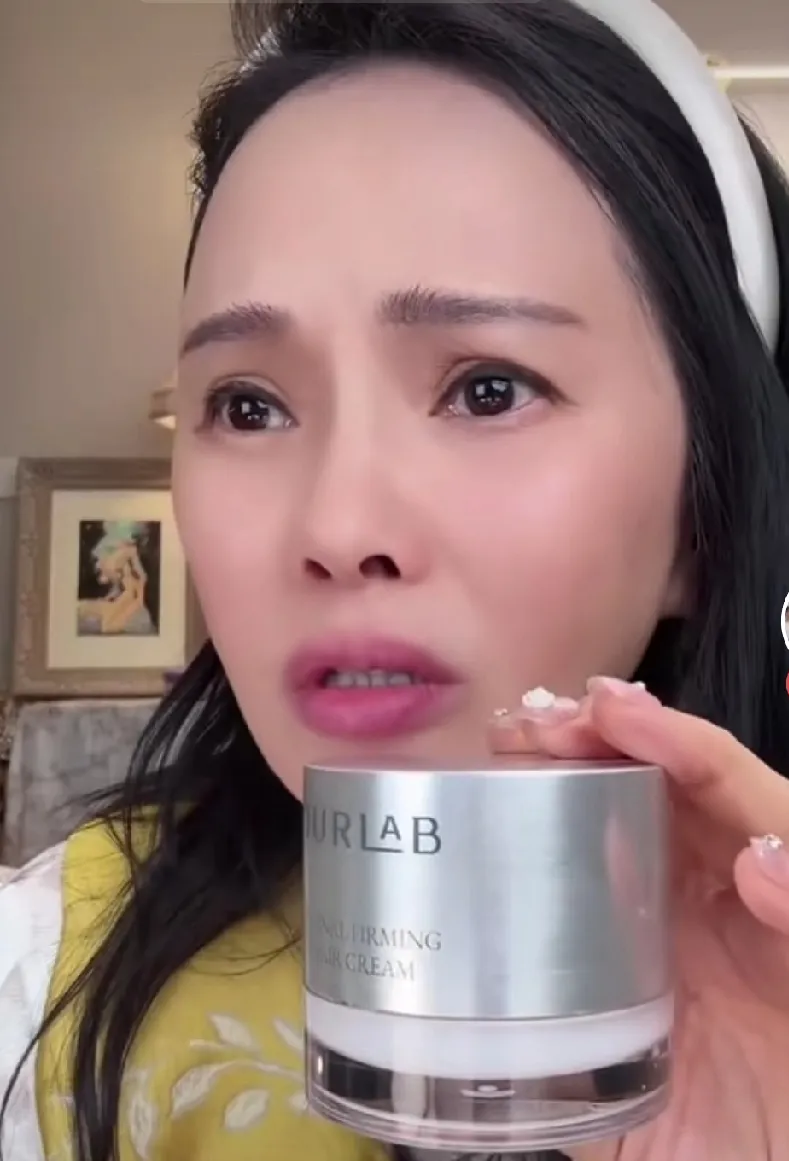 太绝了！伊能静在直播间看到有人发问：“为什么都这么大年纪了还出来抛头露面？” 她