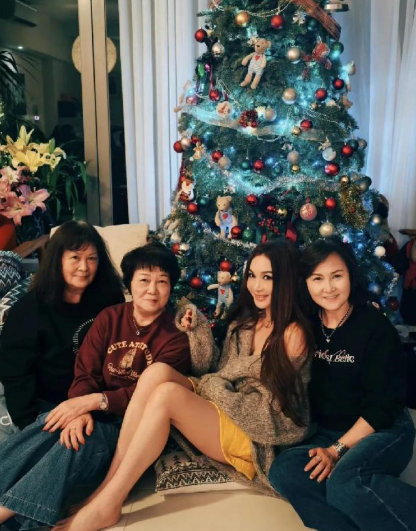 温碧霞永远拍侧脸，我能接受。

温碧霞用头发遮脸，我也能接受。

但唯一接受不了