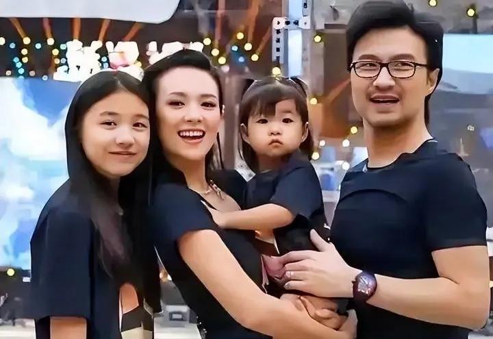 章子怡结婚后，她一定是后悔了，几次合照的肢体已经表现出她的心思，婚后，汪峰在放低