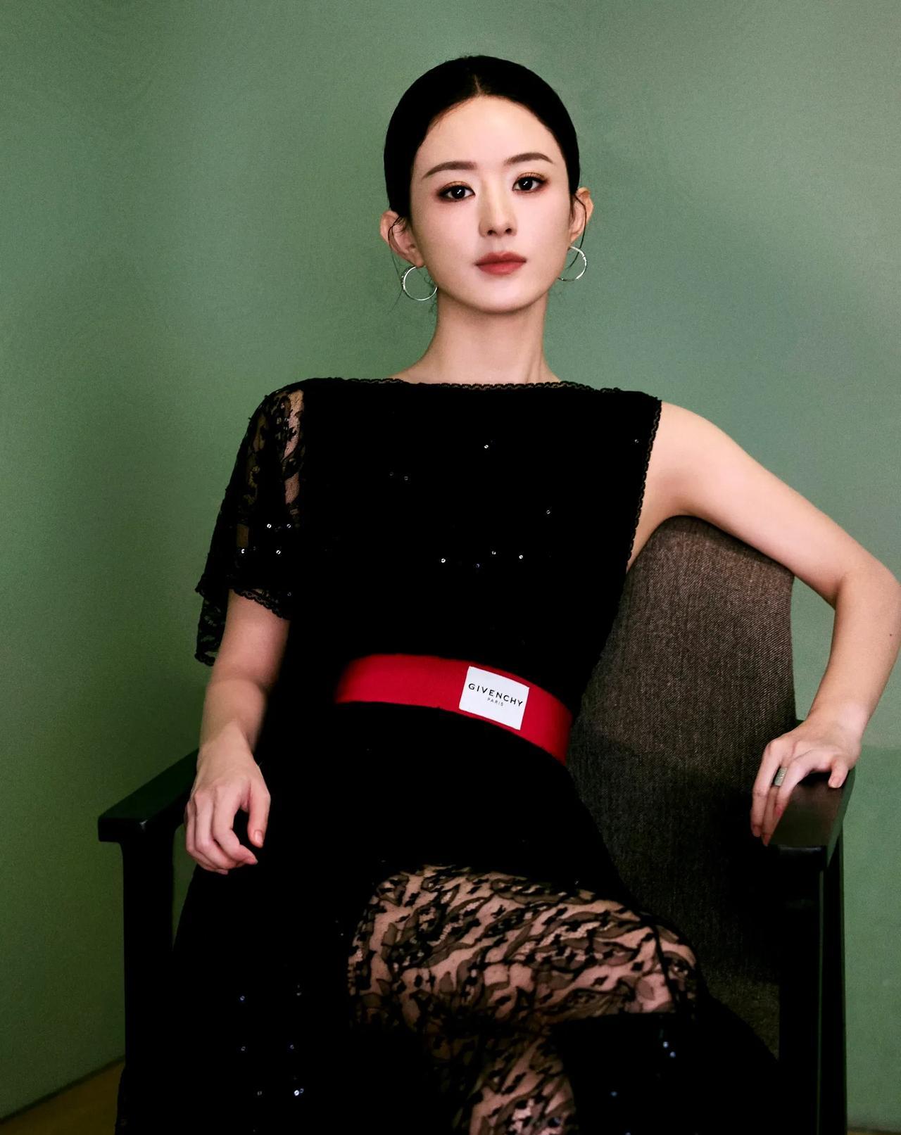 赵丽颖的脸还是很权威，这种贴头皮露全脸的发型，直接怼脸拍都不再怕的，五官照样精致