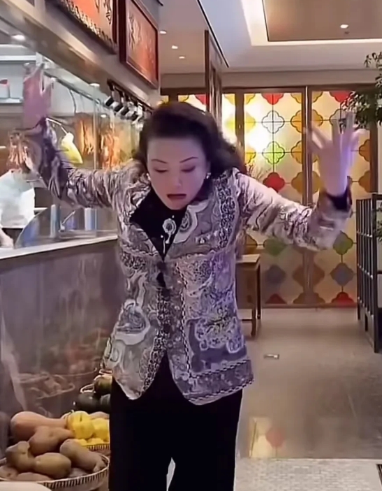 看到了没
前儿媳闹离婚
白纸黑字签好的协议

自己儿子反悔开撕孩子妈

前婆婆打