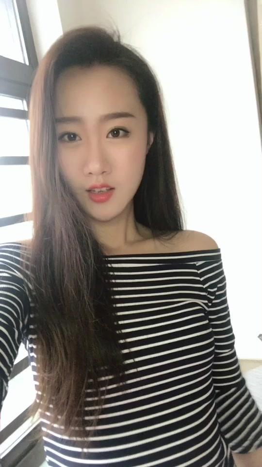 笑话：周末同事结婚，大家商定好每人出200一起放一个大红包里，由我收款统计。
 