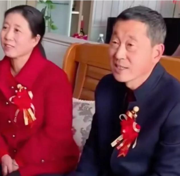 “这就是伤风败俗！”陕西，婆婆去世以后，儿媳看公公郁郁寡欢，于是把自己的亲生母亲