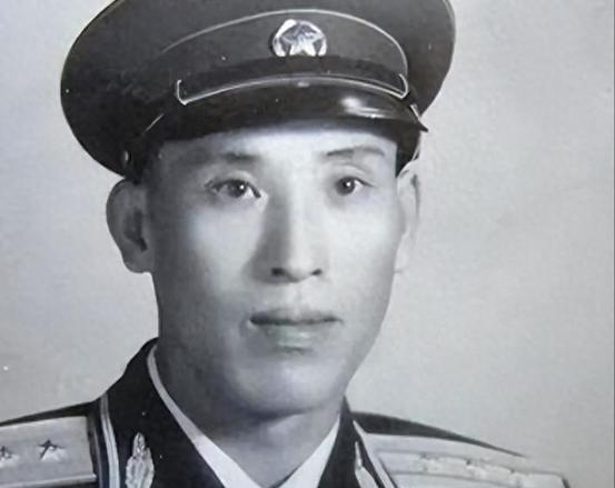 司令员郑其贵在街上散步，突然有一个人一把抱住他：师长，是我啊
“1959年8月的
