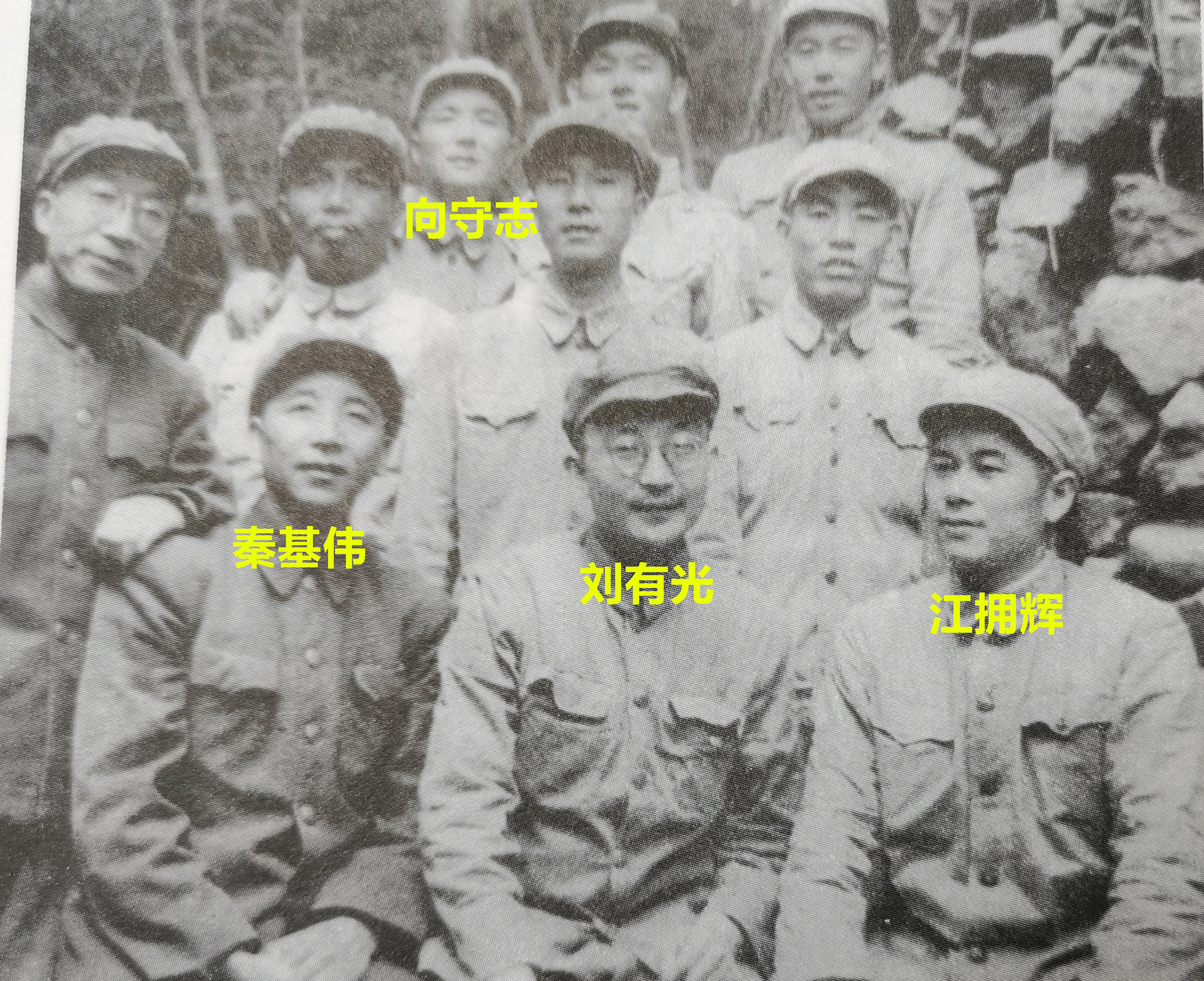 这是在朝鲜战场的一张合影，从中走出了三位大军区司令。前排左一是志愿军第15军军长