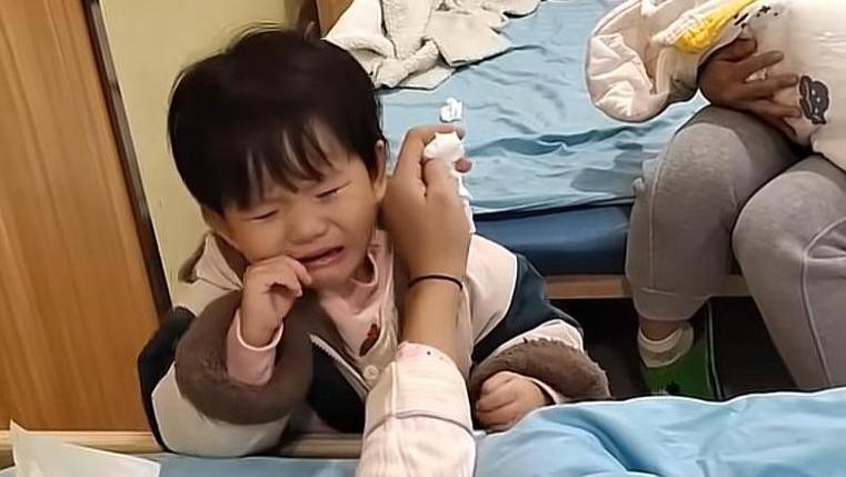 见证母爱：女儿因妈妈生第二胎流泪的那一刻