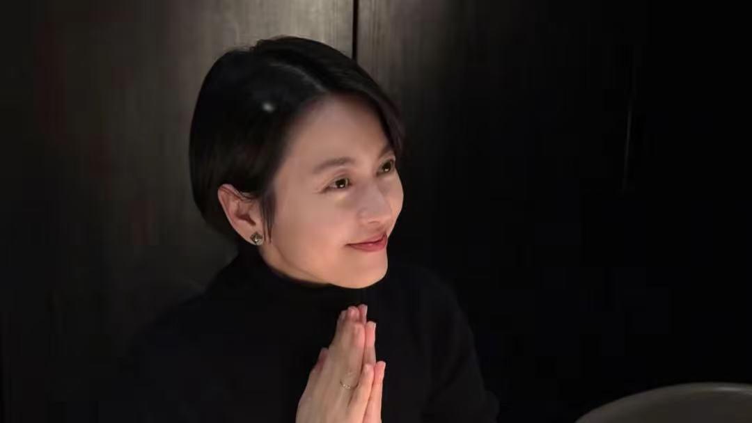 冻龄女神梁咏琪49岁生日派对，时间这把杀猪刀在她这儿成了美容仪